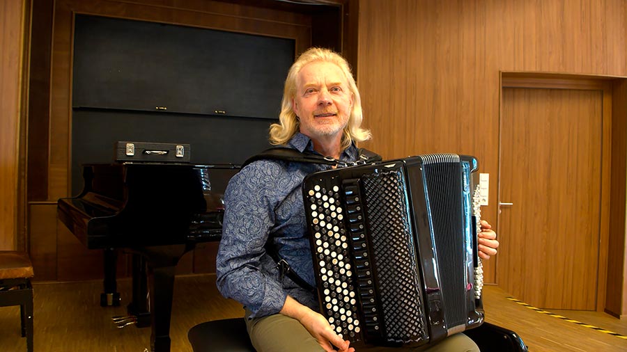 rheinmaintv – Vassily Dück verzaubert mit seinem besonderen Instrument